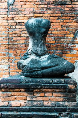 Outdooor öğleden sonra alınan kırık Buda heykeli