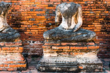 Outdooor öğleden sonra alınan kırık Buda heykeli