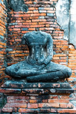 Outdooor öğleden sonra alınan kırık Buda heykeli