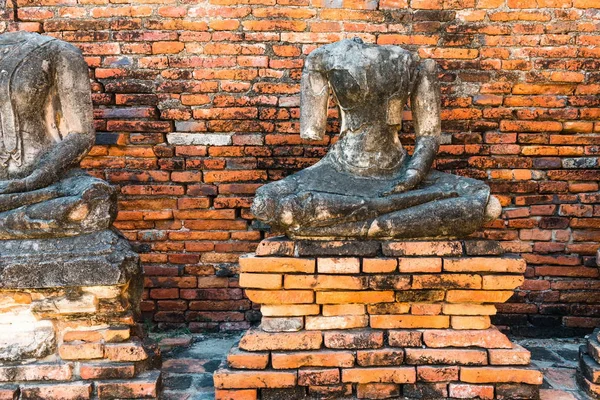 Разбитая статуя Будды, вывезенная на прогулку днем — стоковое фото