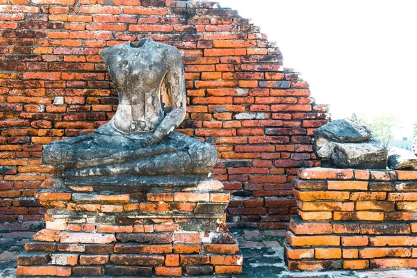 Trasiga buddha-statyn, tagit outdooor i eftermiddag — Stockfoto