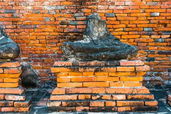 Trasiga buddha-statyn, tagit outdooor i eftermiddag — Stockfoto