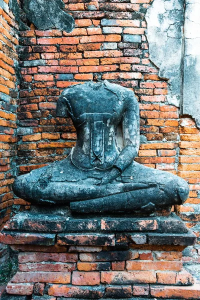 Outdooor öğleden sonra alınan kırık Buda heykeli