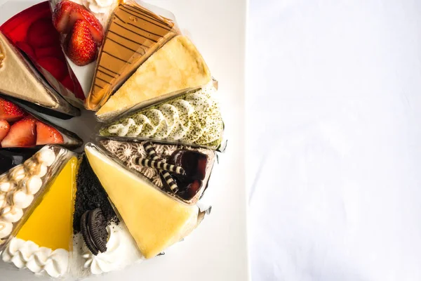 ケーキ、イチゴ、チーズ、チョコレート、ブルーベリーのトップダウン ビュー — ストック写真