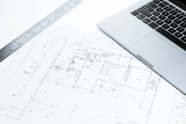 metal cetvel ve dizüstü ev inşaat planı ile üzerinde 