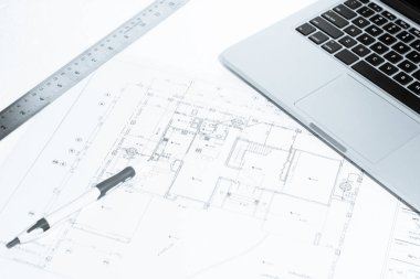 Kalem, metal cetvel, kauçuk ve dizüstü ev İnşaat bl üzerinde