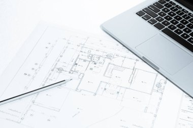 Kalem ve defter üzerinde ev inşaat plan için mavi