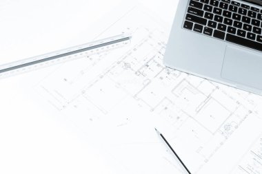 Kalem, çizim cetvelleri ve defter üzerinde ev inşaat bluepr