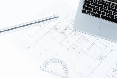 Çizim cetvelleri ve dizüstü ev inşaat blueprint w üzerinde