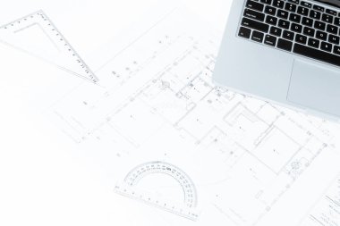 Çizim cetvelleri ve dizüstü ev inşaat blueprint w üzerinde