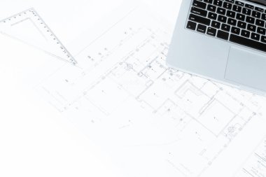 Çizim cetvelleri ve dizüstü ev inşaat blueprint w üzerinde