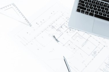 Kalem, çizim cetvelleri ve defter üzerinde ev inşaat bluepr