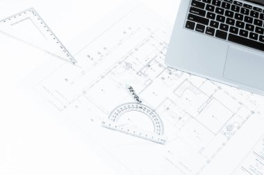 Çizim cetvelleri ve dizüstü ev inşaat blueprint w üzerinde