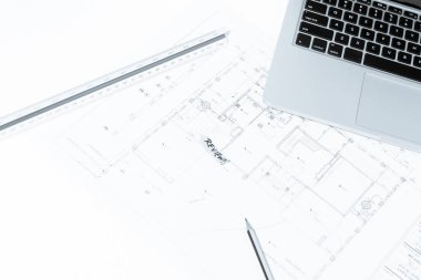 Kalem, çizim cetvelleri ve defter üzerinde ev inşaat bluepr