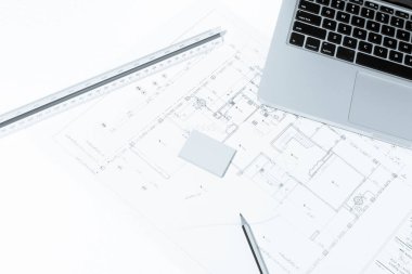 Kalem, çizim cetvelleri ve defter üzerinde ev inşaat bluepr