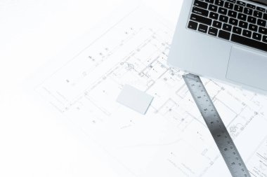 Çizim cetvelleri ve dizüstü ev inşaat blueprint w üzerinde