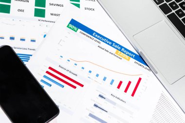 Ofis resepsiyon masası iş kağıt, akıllı telefon, defter, önemli