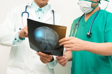 Beyaz arka plan üzerinde xray film ile Asya erkek tıp doktorları