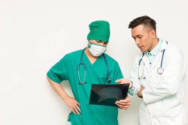 Beyaz arka plan üzerinde xray film ile Asya erkek tıp doktorları