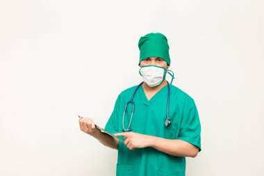 Asyalı erkek tıp doktoru tablet beyaz arka plan üzerinde kullanma