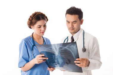 Beyaz arka plan üzerinde xray film ile Asya erkek tıp doktorları