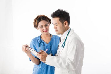 Asyalı erkek tıbbi doktor ve hemşire beyaz arka üstünde defter ile