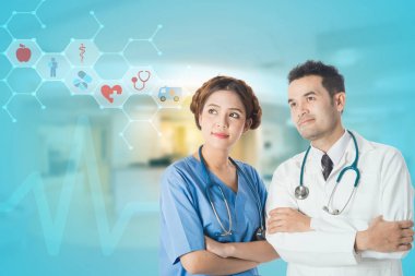 Asyalı erkek tıbbi doktor ve hemşire beyaz arka plan üzerinde