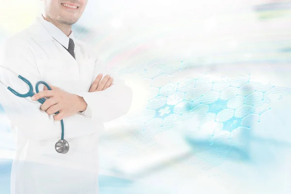 Beyaz arka plan üzerinde Asya erkek tıp doktoru