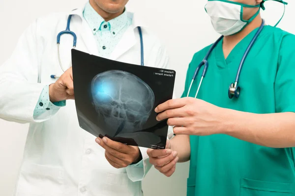 Asiatisk manlig läkare med xray film på vit bakgrund — Stockfoto