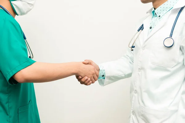 Asyalı erkek tıp doktorları el sallamak beyaz arka plan üzerinde — Stok fotoğraf