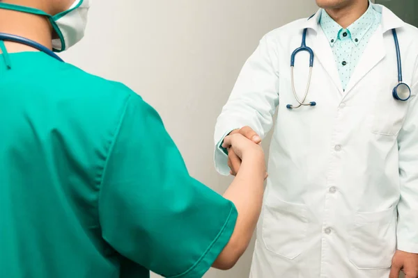 Asyalı erkek tıp doktorları el sallamak beyaz arka plan üzerinde — Stok fotoğraf