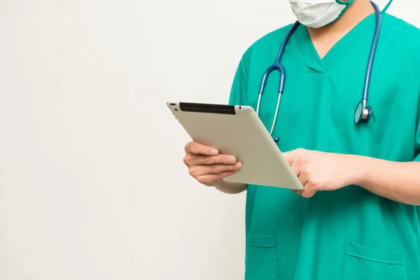 Азіатський чоловічого лікаря за допомогою планшетного ПК на білому тлі — стокове фото