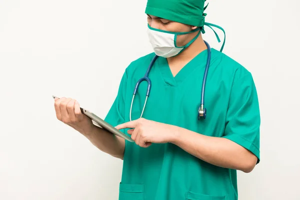 Asyalı erkek tıp doktoru tablet beyaz arka plan üzerinde kullanma — Stok fotoğraf