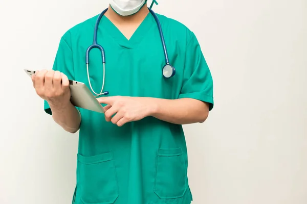 Médico masculino asiático usando tableta sobre fondo blanco — Foto de Stock