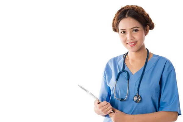 女亚洲护士使用数字平板电脑 & 穿着一件蓝色的大衣 — 图库照片