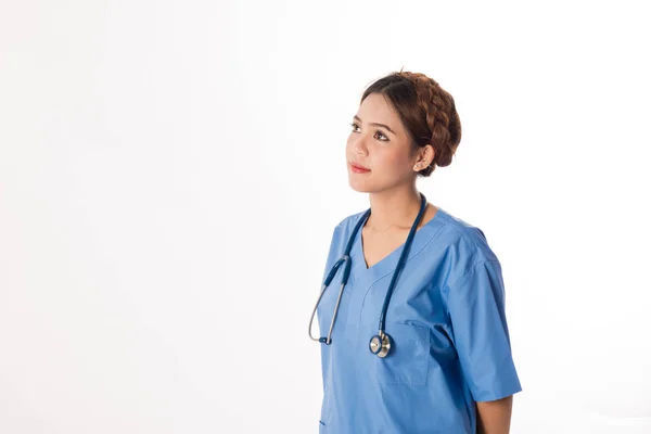 Enfermeira asiática no fundo branco — Fotografia de Stock