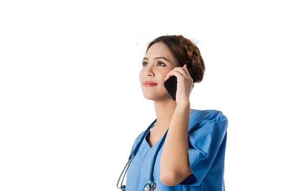 Asiática enfermeira médica feminina usando telefone inteligente no backgroun branco — Fotografia de Stock