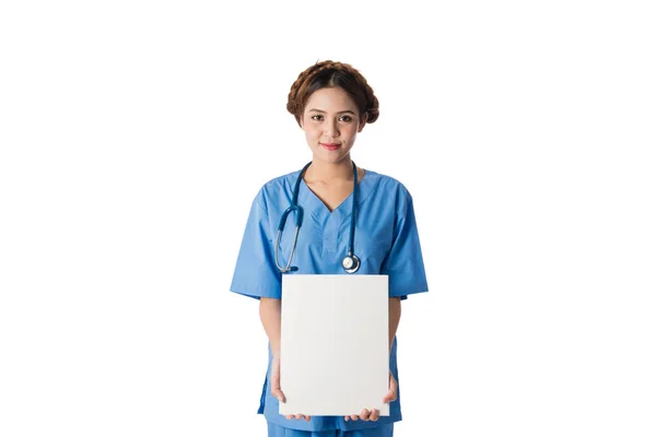 Vrouwelijke Aziatische verpleegster op witte achtergrond — Stockfoto