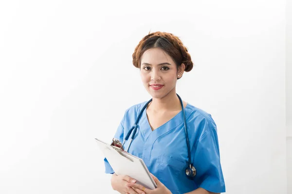 Kobieta azjatyckich pielęgniarka na białym tle — Zdjęcie stockowe