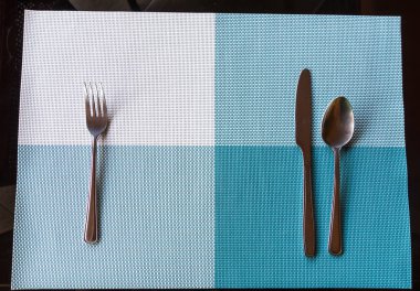 Mavi renk masa mat gümüş kaşık, çatal ve kni Üstten Görünüm