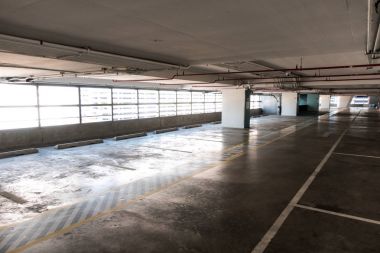 Sabah alınan bir boş çok katlı araba park