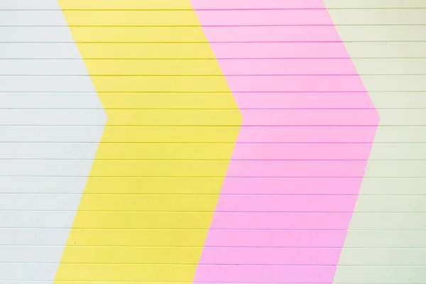 Detailní záběr z tvaru šipky žluté, růžové, bílé, šedé barvy, dřevěné — Stock fotografie