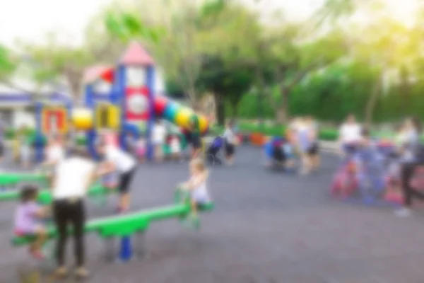 Fond flou de terrain de jeux pour enfants en plein air pris en plein air — Photo