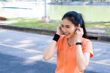 Muş için dinleme genç güzel attracttive Asyalı kadın runner