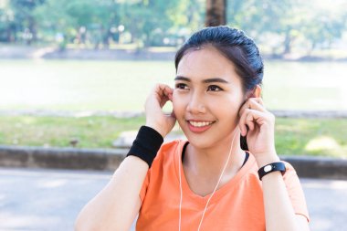 Muş için dinleme genç güzel attracttive Asyalı kadın runner