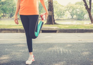 Bir bacak streç bef yapıyor çekici güven Asyalı kadın runner