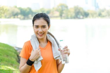 Portre çekici emin gülümseme genç Asyalı kadın Runner 