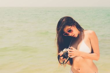 Güzel çekici büyük göğüs asian bikini kadın seksi poz