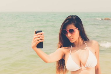 Güzel çekici büyük göğüs asian bikini kadın seksi poz