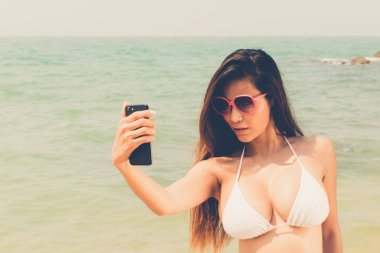 Güzel çekici büyük göğüs asian bikini kadın seksi poz